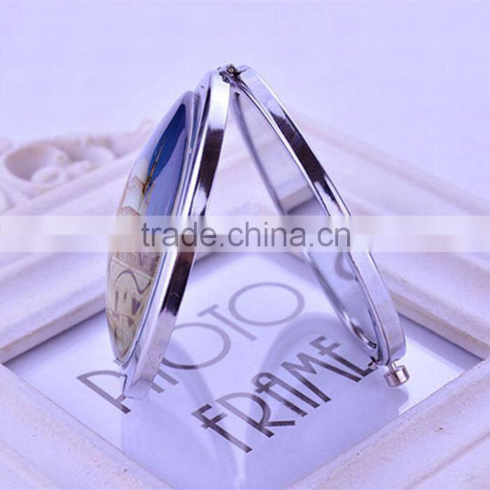 Cosmetic mirror with skull designs