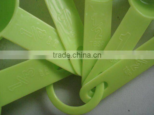 plastic measuring spoons