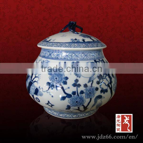 Landscape pattern round blue and white ceramic jar with lid