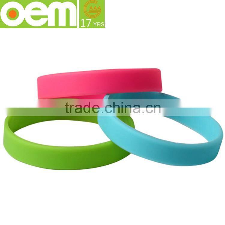 custom made personalized logo silicone fashion wristbands