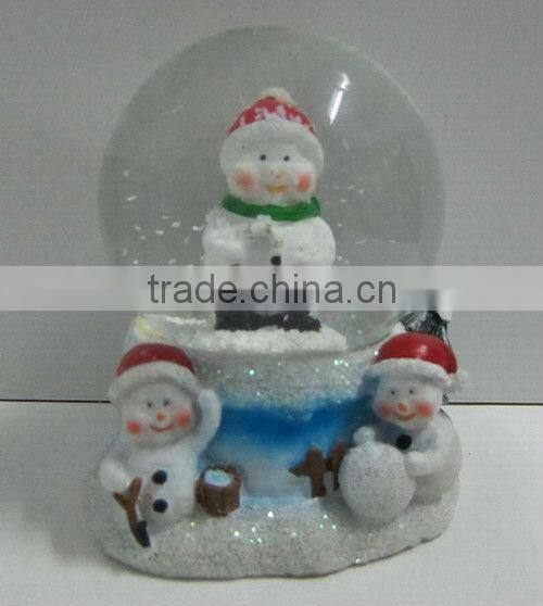 Polyresin snow globe with snow flake