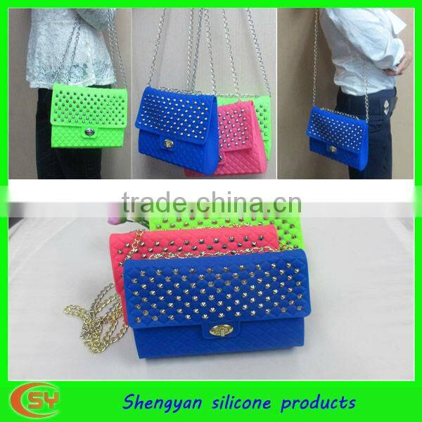 2013 latest portable silicone purse with gold long chain