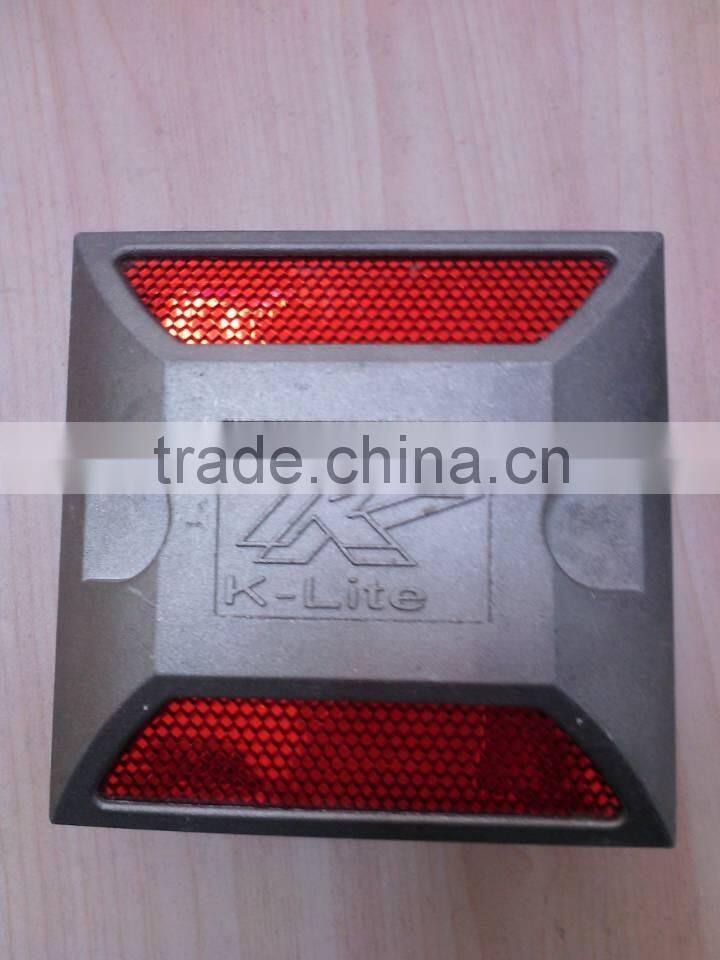 High retro-reflector road stud