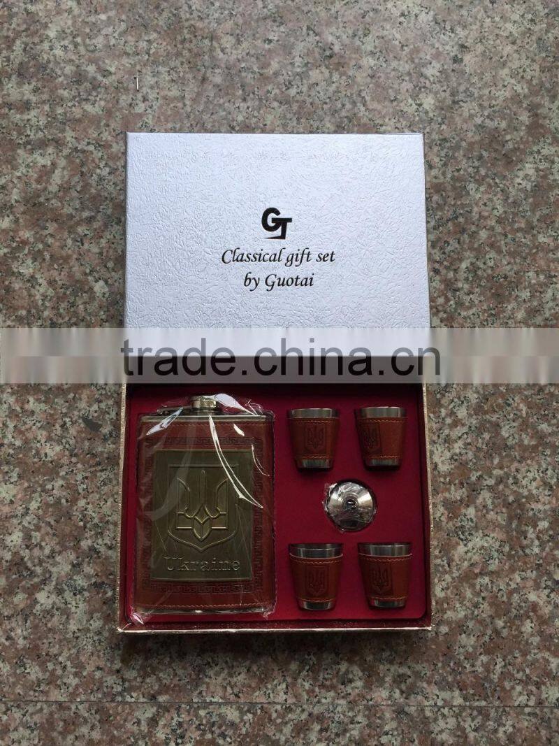 9oz leather wrapping hip flask and antique copper zinc alloy logo and 4 cups are arranged in the package box.