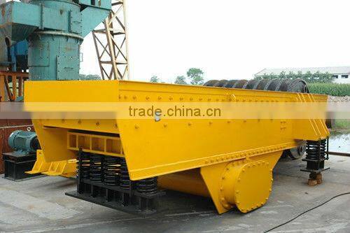 High capacity durable vibrating feeder with low operation cost