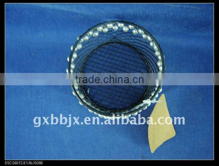 Round black wire decorative with white pearl pen holders