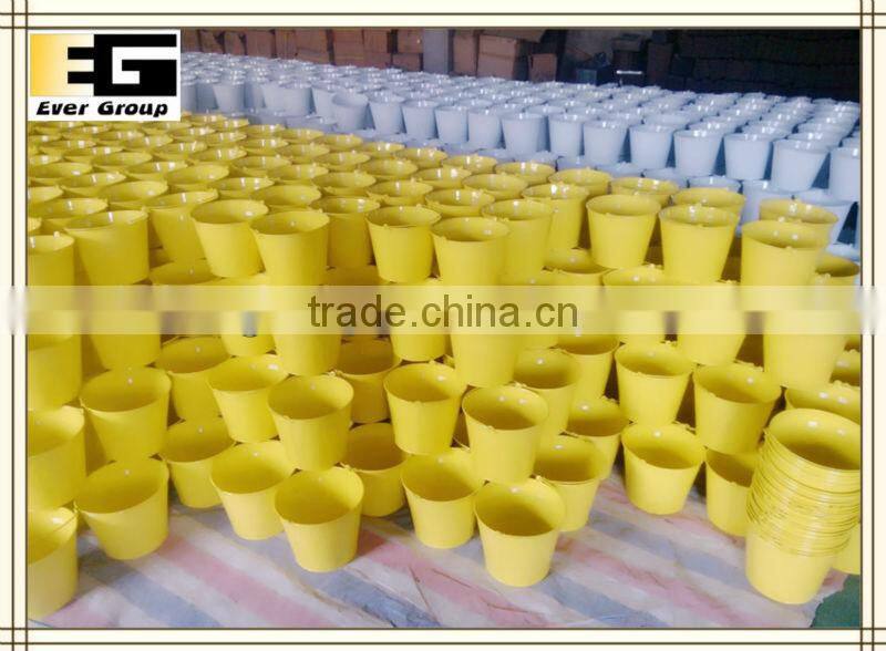 Multicolor Metal Iron Hanging Flower Pot Indoor Fence Wall Hanging Plant Pot for Balcony Garden Patio Hanging Planter