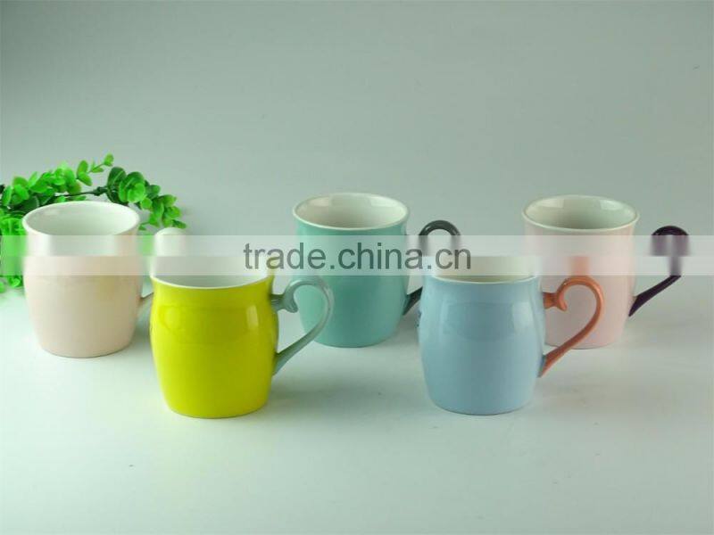 Stocked 350ml colorful glazed ceramic coffee mug/cup with special handle standard for daily use