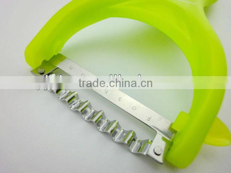 2014 New design Y shape 5- inch waved blade peeler in green