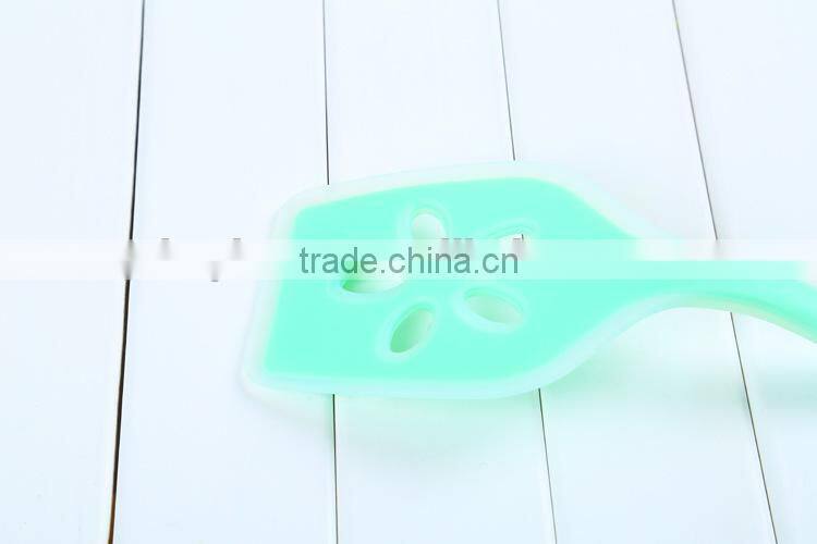 The silicone shovel with plum shape shovel with holes Non-stick Silicon Shovel