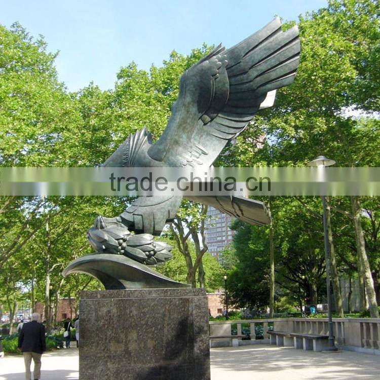 Life size antique bronze eagle sculpture for garden decor