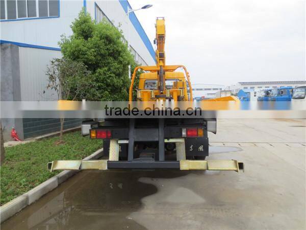 Dongfeng 4*2 Medium Duty Wreckers with 5 ton crane for sale