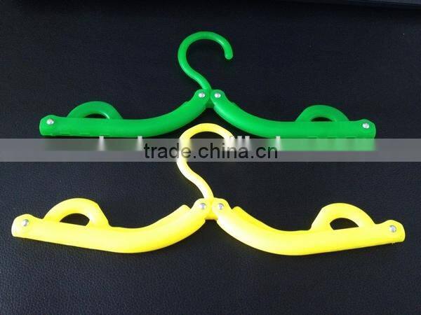 Foldable clothes hanger