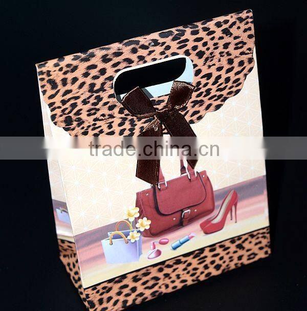 Hot sale fashionable custom paper gift bag print with cut handle