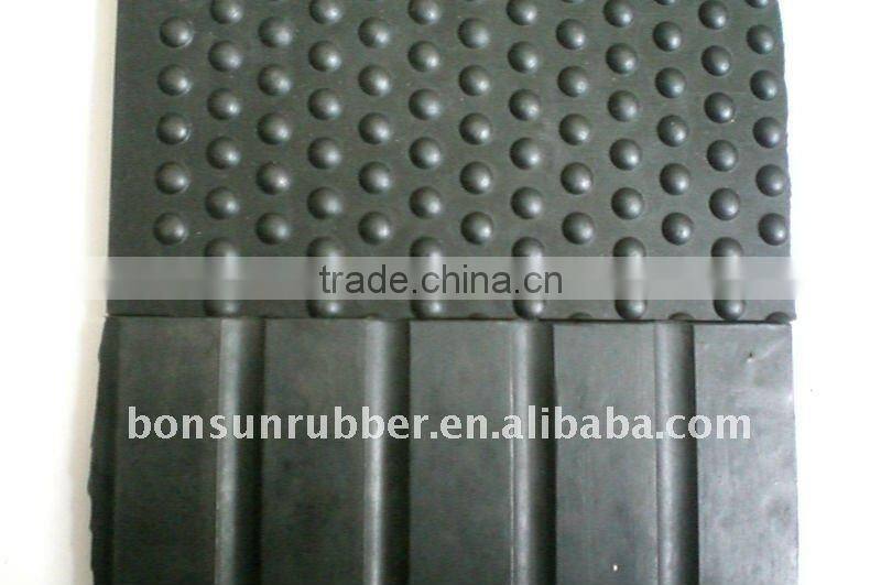 1.83m x 1.22m( Lenght x Width) 17mm think bubble top/groove reverse rubber cow mat