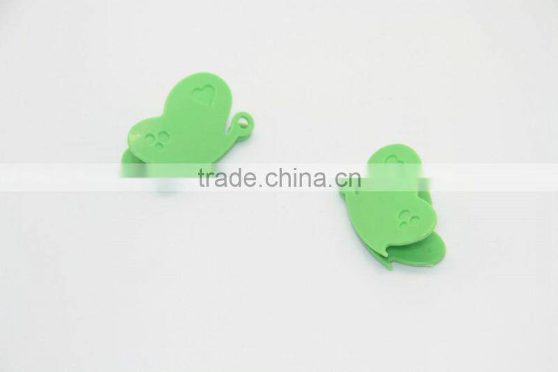 2015 new design popular butterfly shape plastic game pegs