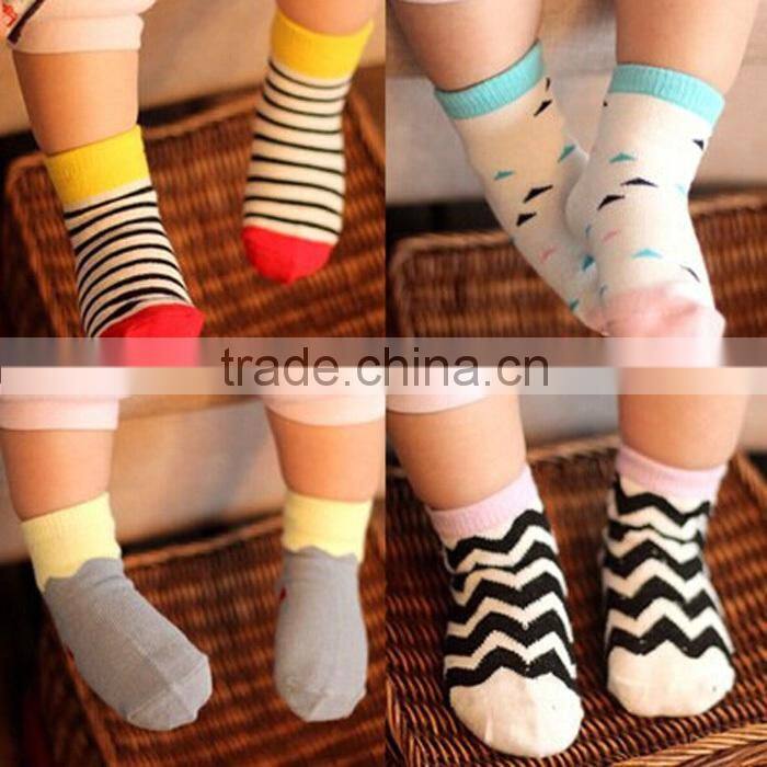 2015 fashion design socks cost-effective baby non slip socks