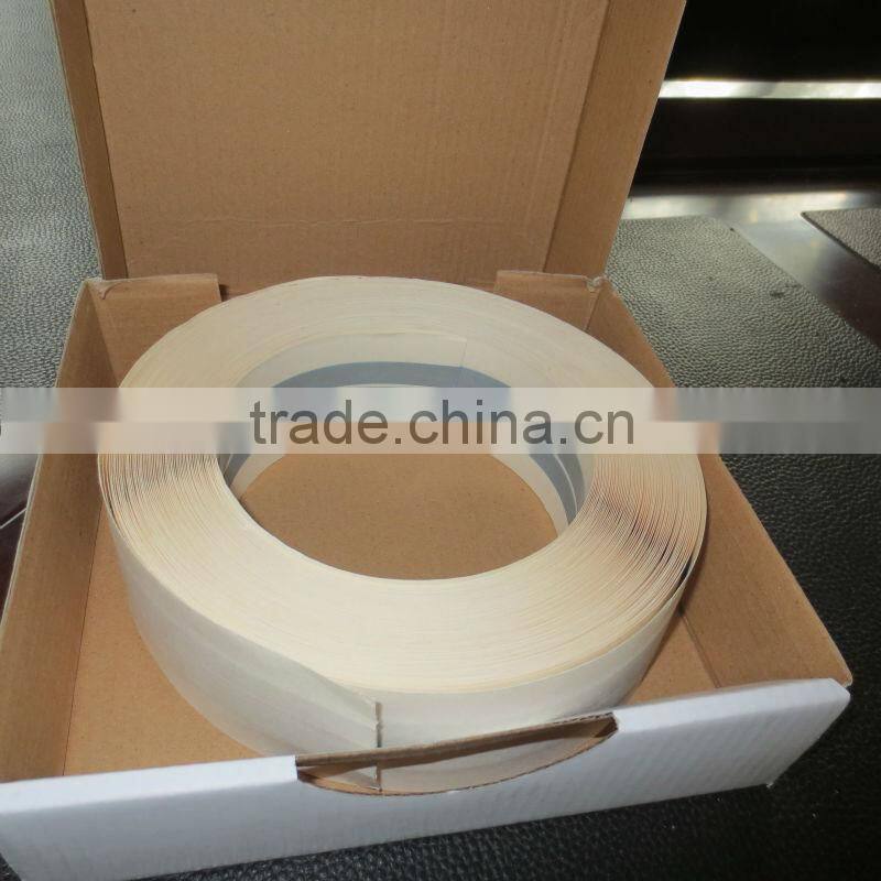 Flexible corner tape with metal strip