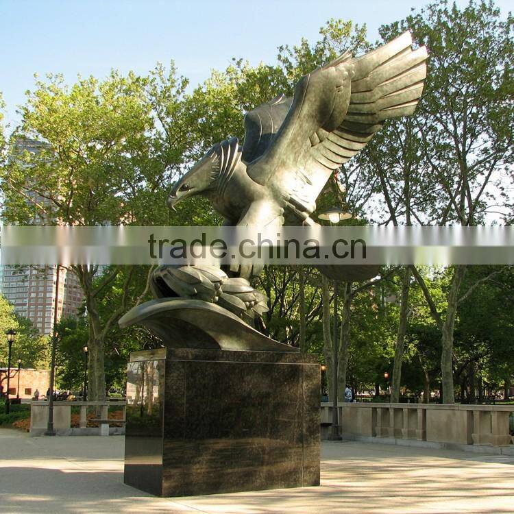Life size antique bronze eagle sculpture for garden decor