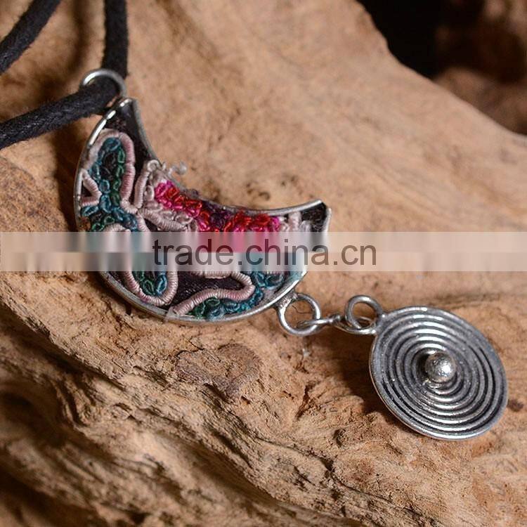 Wholesale exquisite moon shape design vintage moon shape pendant neklace pendant necklace