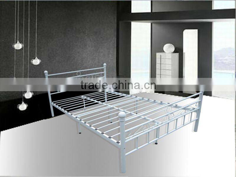4FT6 double metal bed In black or white