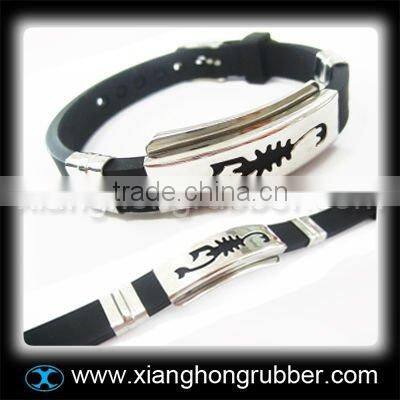 Latest design silicone bracelet with stainless steel accessoire