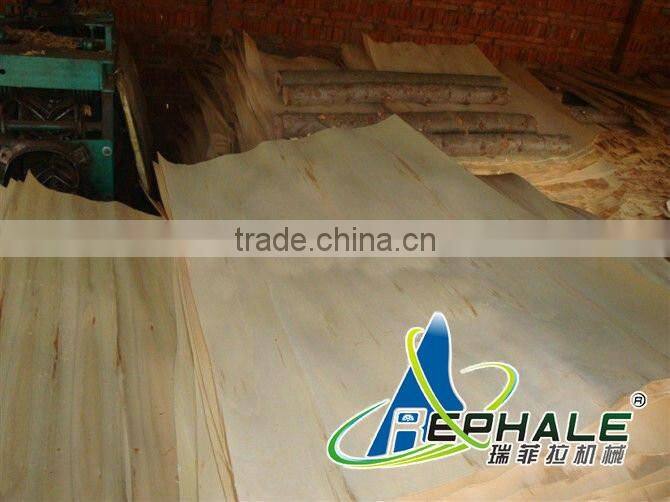 High efficiency veneer peeling and clipping machine