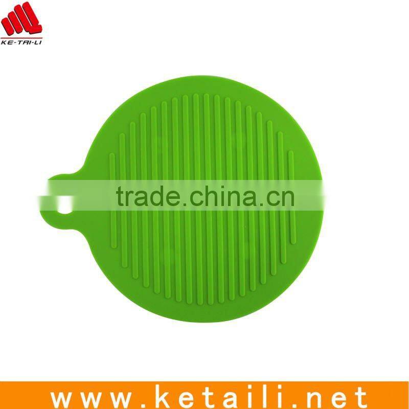 Silicone placemat with magnets