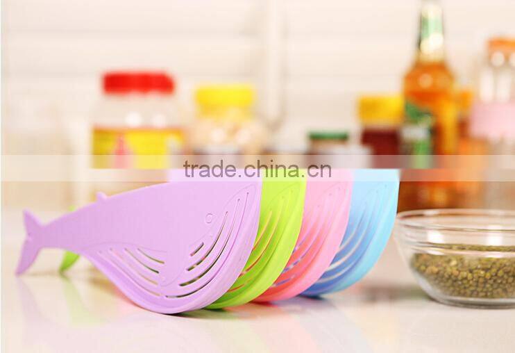 Wholesale Stock Kitchen Long Handle Whale Shaped Plastic Rice Cleaner