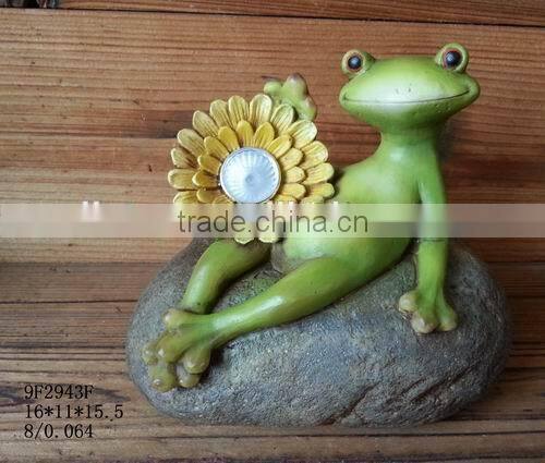 polyresin solar garden frog ornament