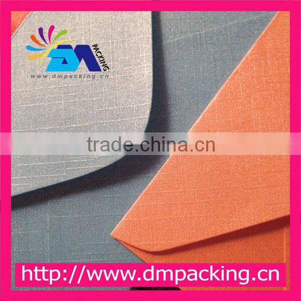 Different color for the gleamy paper envelope