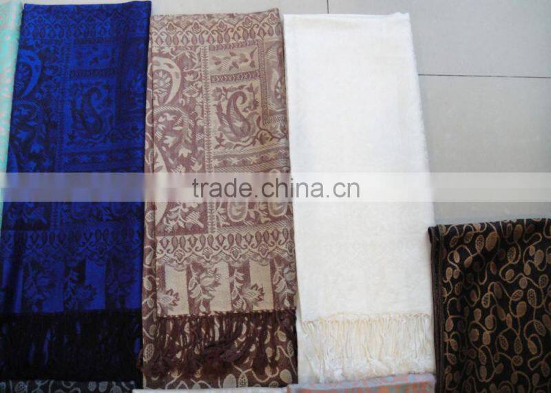 Wholesale factory classic rayon jacquard paisley floral latest shawl for women