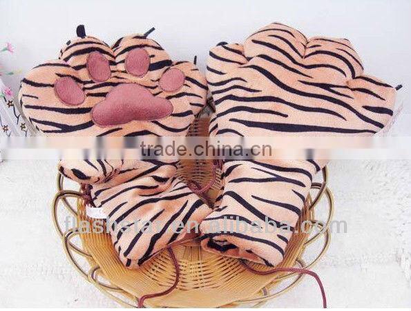 CREATIVE ANIMAL PAW PLUSH GLOVES
