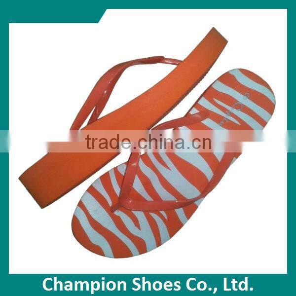 Wedge Heel Injection Woman Sandal with Flower Decoration