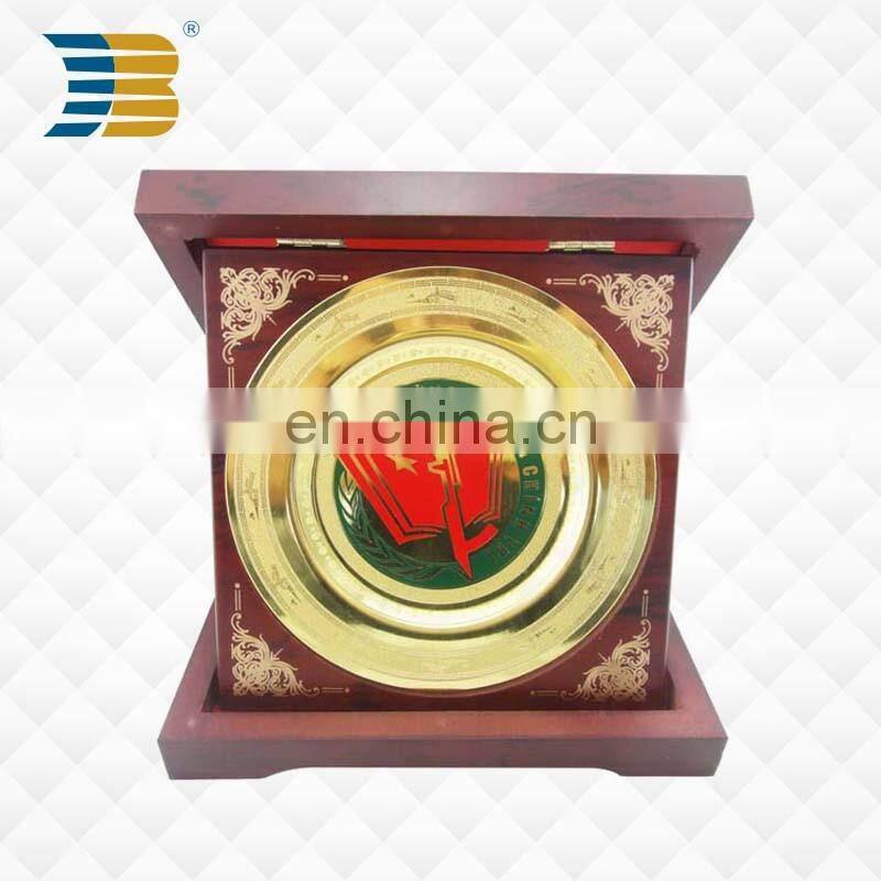high quality promotional metal plate with wood box custom logo souvenir plate