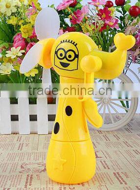 cheap plastic mini handy dynamo fan with sprayer for kids in summer