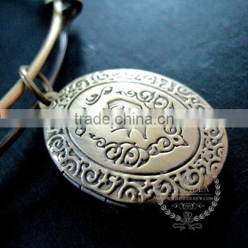 vintage bronze antiqued love engraved oval photo locket shell leaf heart wish charm fashion women wiring bangle bracelet 6450035
