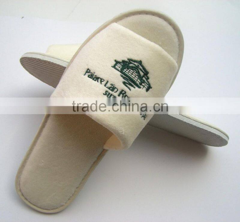 2016 Soft feeling wholesale white velour embroidery cheap hotel slipper