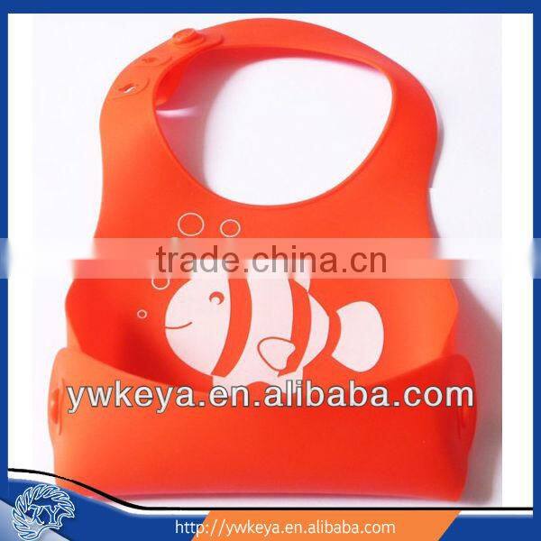 Selling new style cute silicone baby bibs with different logo printed