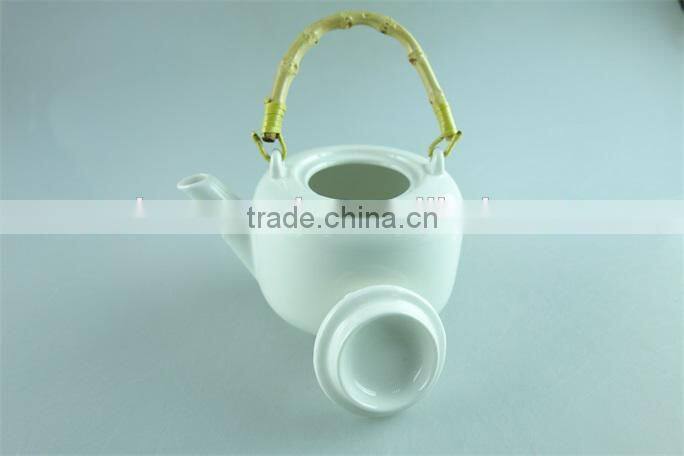 White cheap price ceramic teapot with plastic handle in stock