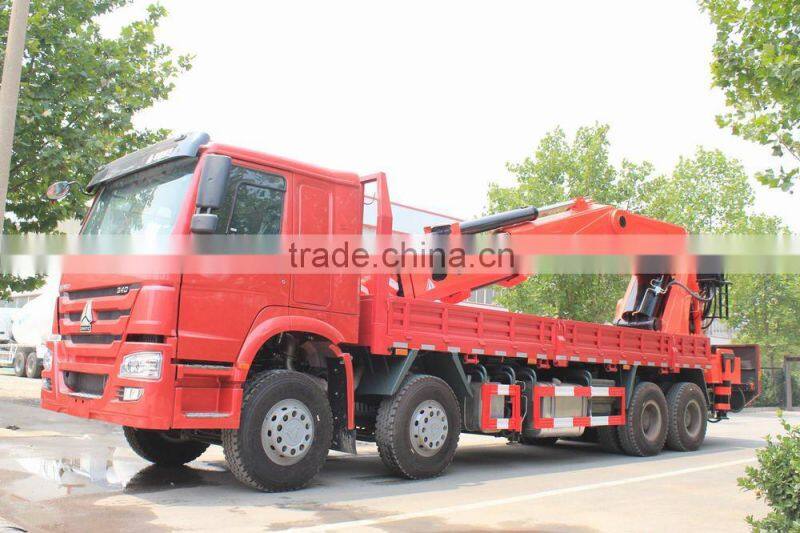 howo 8*4 70T crane truck gets up with the heavy and transport vehicle truck with loading crane