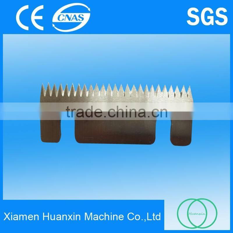 Packaging machine using serrated cutting blades