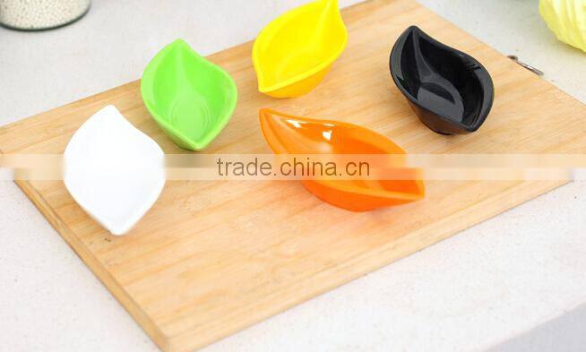 Wholesale Stock Colorful Melamine Resin Leaf Shaped Sauce Dish