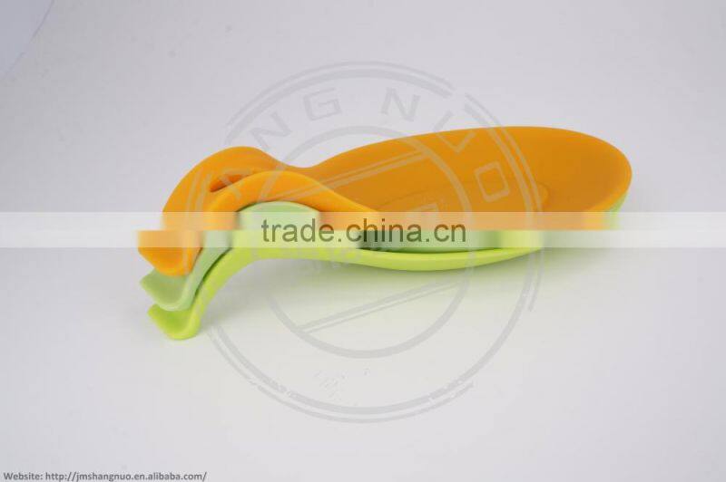 Leaf-shaped silicone made pot holder coffee mad