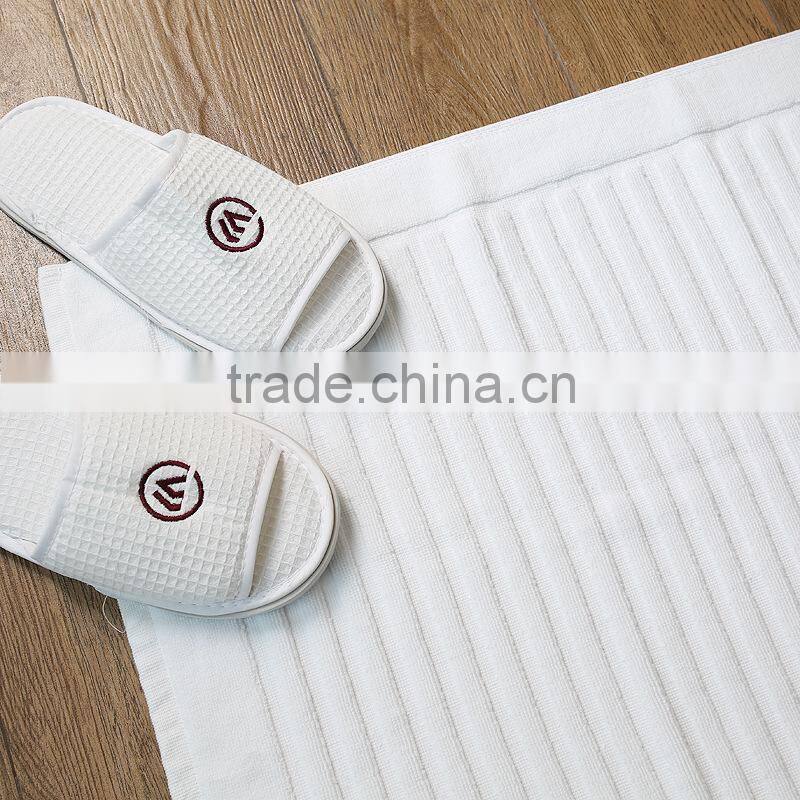 white hotel towel / hotel towel bath mat