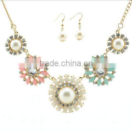 Fashionable women's fashion luxury glass rhinestone necklace and earrings jewelry sets