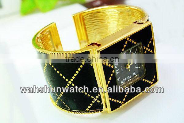 shining golden color wristhand women watch