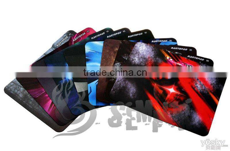 Rubber gaming mousepad with overlocked edge