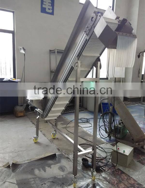 Incline belt conveyor with hopper and discharge chute