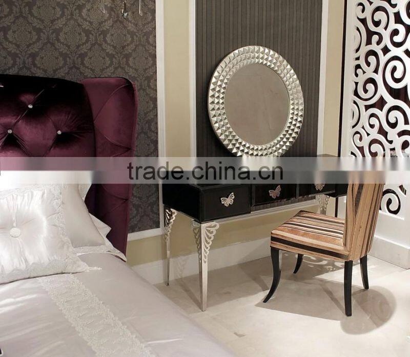 Neo-classical fabric with crystal buttons bed (LS-410)